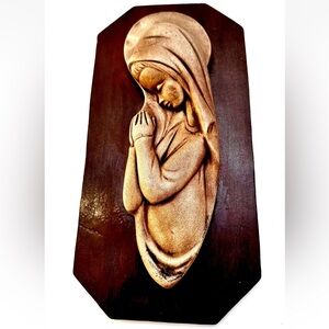 VTG ANTIQUE 70s VIRGIN MARY MADONNA PRAYING CLAY ART ON WOOD WALL PLAQUE 3D 14"